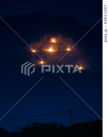 規模縮小の京都五山送り火2020 69651007