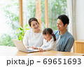 ノートパソコンを見る女の子とパパとママ 69651693