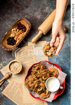 Oatmeal Cookie Almond and Cashew nuts on hand. Oatmeal Cookie Almond and Cashew nuts on hand. 69653828