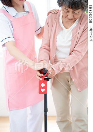 歩行練習をするシニア 69654395