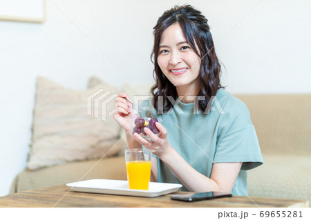 フルーツを食べてリラックスする女性 69655281