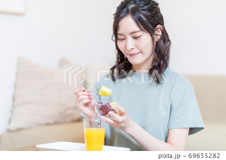 フルーツを食べてリラックスする女性 69655282
