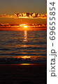 オーストラリアのビーチにて 水平線の日没 夕暮れ 69655854