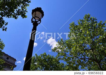 パリ、シャルルドゴール広場にある街灯 69656022