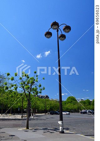 パリ、シャルルドゴール広場にある街灯 69656023