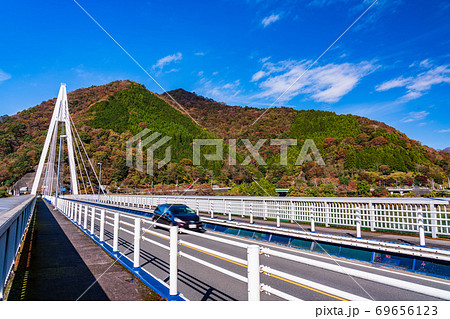 （神奈川県）丹沢湖　永歳橋　湖畔の紅葉 69656123