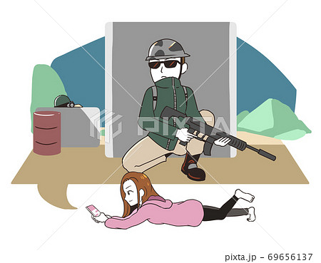 スマホゲームで遊ぶ女性 横向き サバゲ―系 スマホゲームで遊ぶ女性 横向き サバゲ―系 69656137