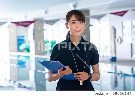 プールのインストラクター プールのインストラクター 69656144