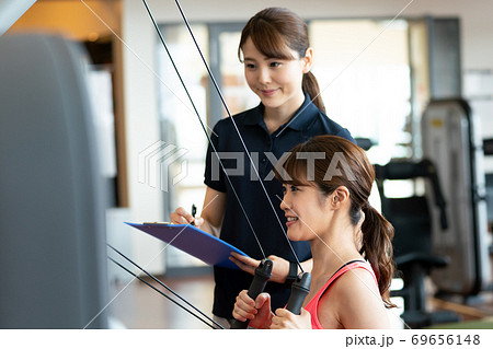 インストラクターとトレーニングをする女性 69656148