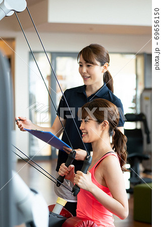 インストラクターとトレーニングをする女性 69656150