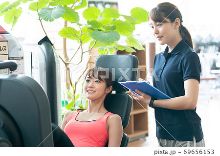 インストラクターとトレーニングをする女性 69656153