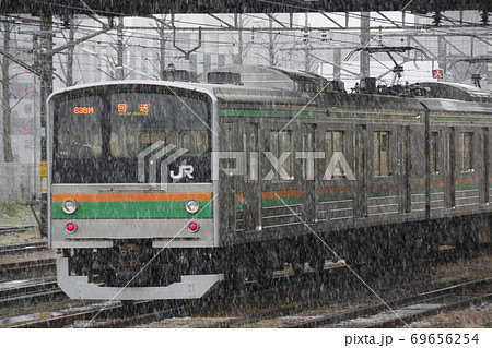 雪舞う宇都宮駅に留置中の宇都宮線205系（元埼京線車両：宇都宮⇔黒磯） 69656254