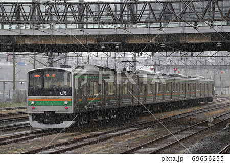 雪舞う宇都宮駅に留置中の宇都宮線205系（元埼京線車両：宇都宮⇔黒磯） 69656255