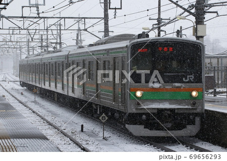 雪の日の宇都宮線205系（元埼京線車両：宇都宮⇔黒磯） 69656293