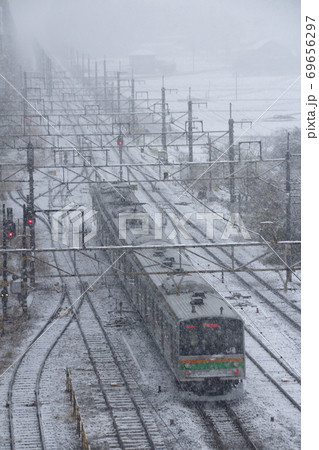 雪の日の宇都宮線205系（元埼京線車両：宇都宮⇔黒磯） 69656297
