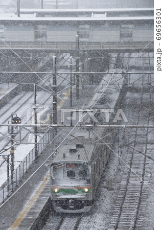 雪の日の宇都宮線205系(元埼京線車両:宇都宮⇔黒磯) 雪の日の宇都宮線205系(元埼京線車両:宇都宮⇔黒磯) 69656301