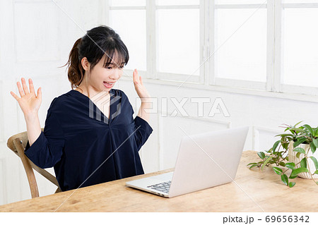 ビックリして驚く若い女性 69656342