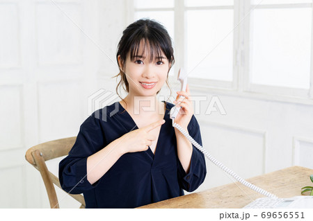 電話をする若い女性 69656551