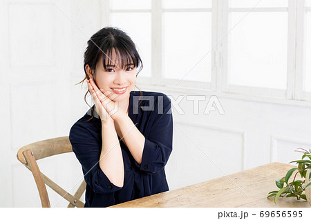 お願いのジェスチャーをする若い女性 お願いのジェスチャーをする若い女性 69656595