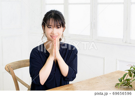 お願いのジェスチャーをする若い女性 お願いのジェスチャーをする若い女性 69656596