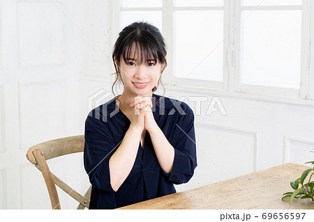 お願いのジェスチャーをする若い女性 お願いのジェスチャーをする若い女性 69656597