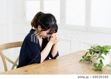 お願いのジェスチャーをする若い女性 お願いのジェスチャーをする若い女性 69656599