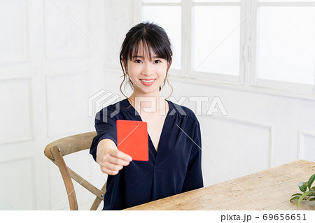 レッドカードを手に持つ若い女性 レッドカードを手に持つ若い女性 69656651