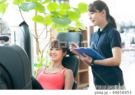 インストラクターとトレーニングをする女性 69656953