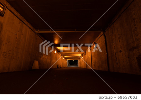 ナトリウムランプに照らされた暗いガード下 69657003