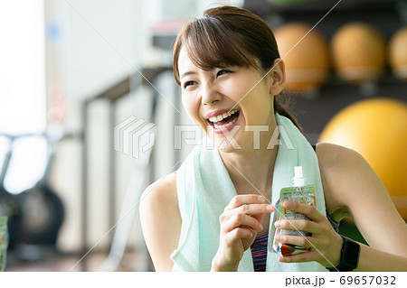 スポーツジムで栄養補給をする女性 スポーツジムで栄養補給をする女性 69657032
