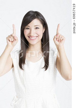 指差しをする女性の写真素材
