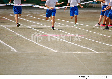 運動会のゴールテープを切る瞬間 69657716