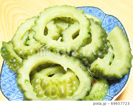 ゴーヤの輪切り ゴーヤの輪切り 69657723