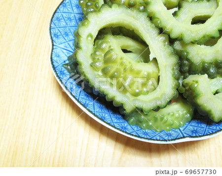 ゴーヤの輪切り ゴーヤの輪切り 69657730