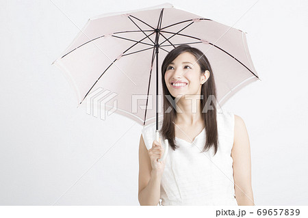 傘をさす女性 傘をさす女性 69657839