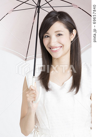 傘をさす女性 傘をさす女性 69657840
