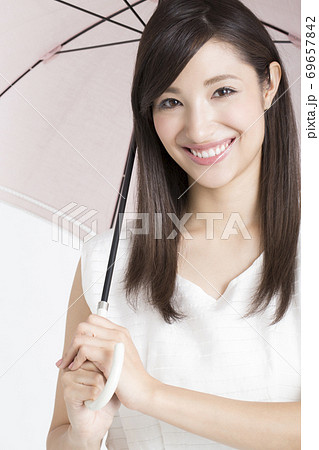 傘をさす女性 傘をさす女性 69657842