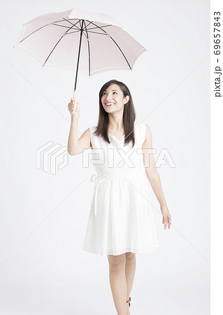 傘をさす女性 傘をさす女性 69657843