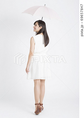 傘をさす女性 傘をさす女性 69657847