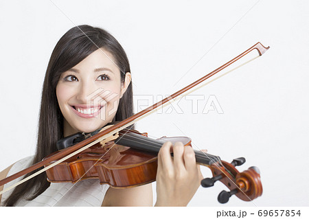 バイオリンを弾く女性の写真素材