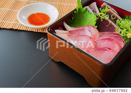 カツオといなだの海鮮丼の写真素材