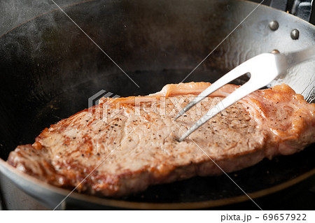 サーロインステーキをフライパンで焼くの写真素材 69657922 Pixta