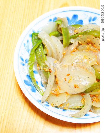 たまねぎとピーマンの炒め物 69658019