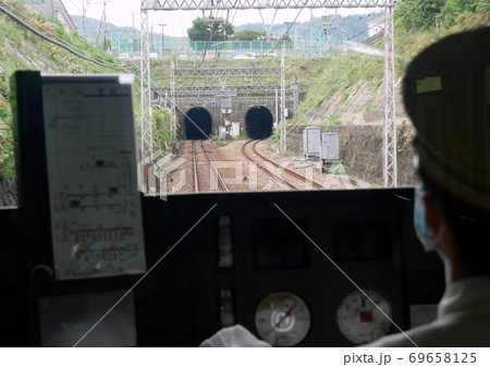運転席からのながめ トンネルの向こうは小田原 コロナに負けない小田急電鉄の写真素材