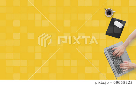 テレワーク パソコン背景素材イメージ 69658222