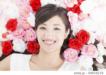 花と女性ポートレート 69658258