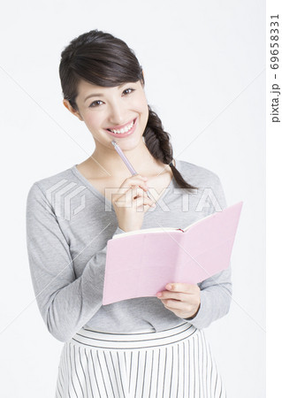スケジュールを書く女性 スケジュールを書く女性 69658331