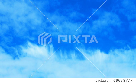 刷毛で刷いたような雲のある青空の風景 刷毛で刷いたような雲のある青空の風景 69658777