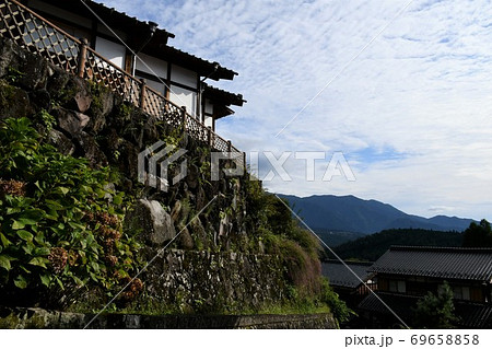 初秋の木曽路　中山道馬籠宿 69658858