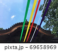 神事のときに神殿から伸びる5色の帯 69658969